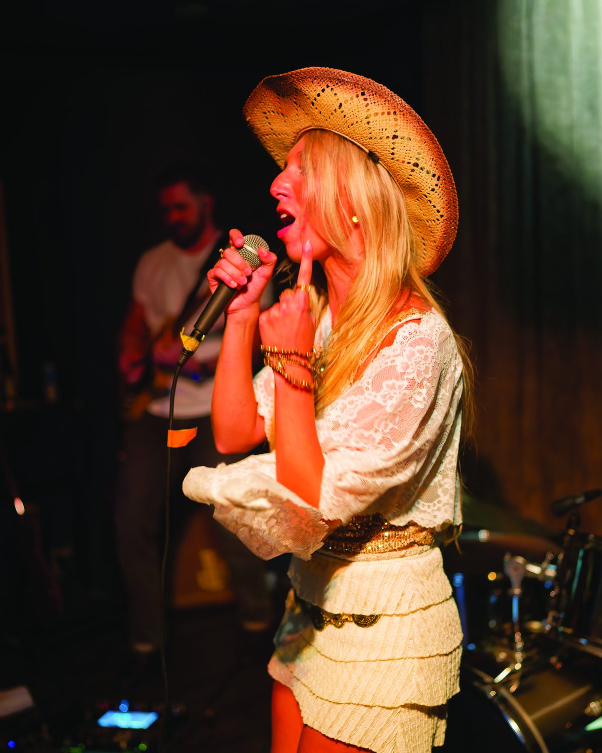 Sylvie singing in a cowboy hat